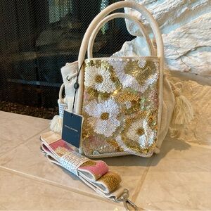 NWT America & Beyond small double handled bucket type bag